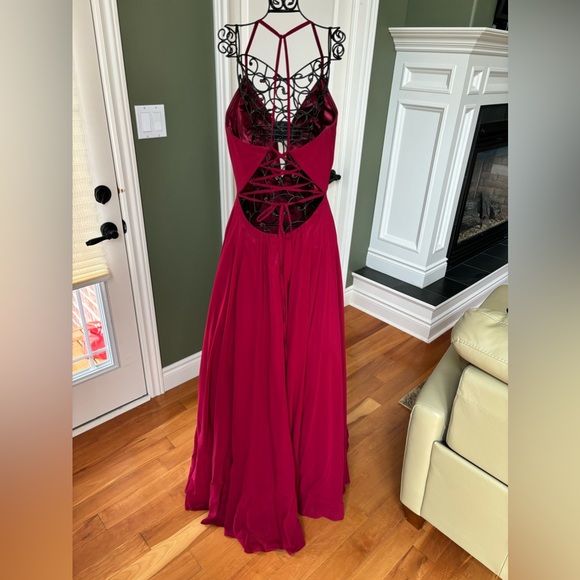 A fully lined, Raspberry Colour, women’s size 6 Laura ballgown. - Picture 2 of 5